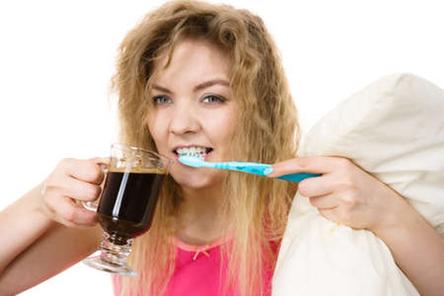 Cách để ngăn vết ố vàng xuất hiện trên răng vì uống cà phê - 5