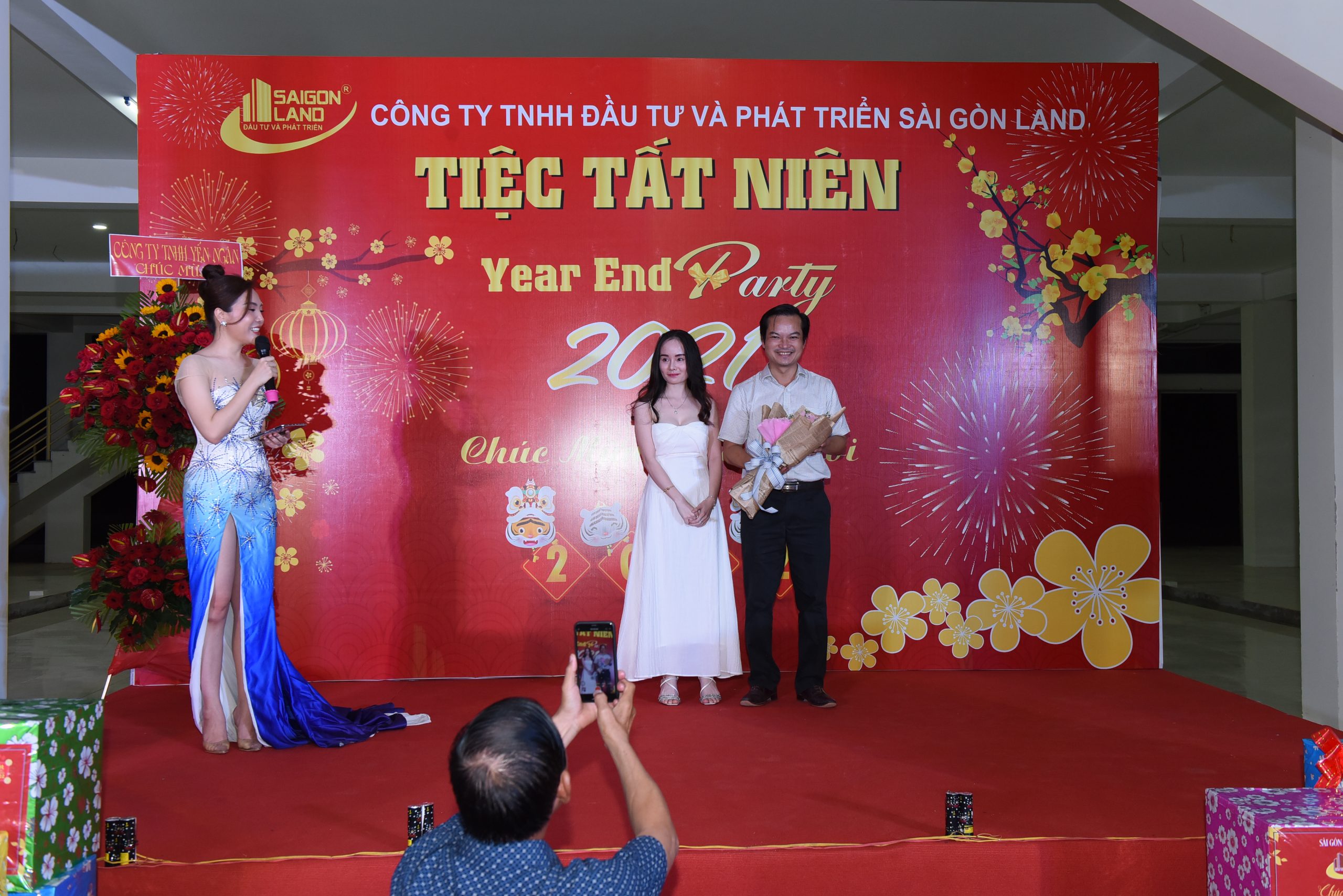 Ông Nguyễn Văn Quân - TGĐ nhận bó hoa từ đại diện toàn bộ nhân viên công ty