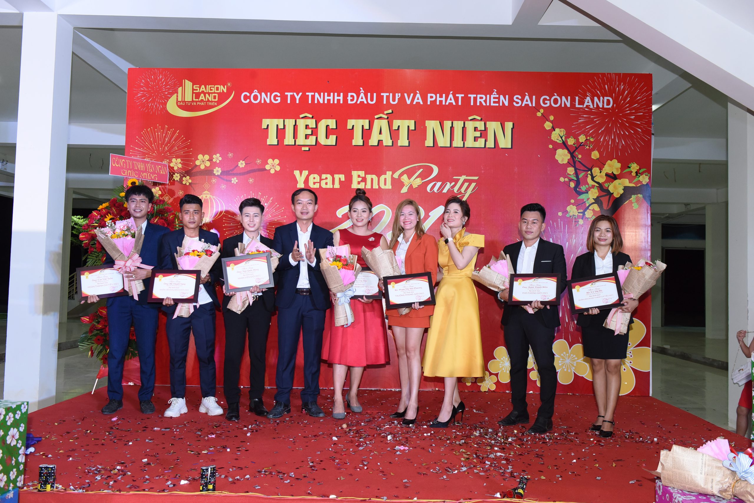 Ông Nguyễn Chí Thanh - P.TGĐ vinh danh các nhân viên xuất sắc năm 2021