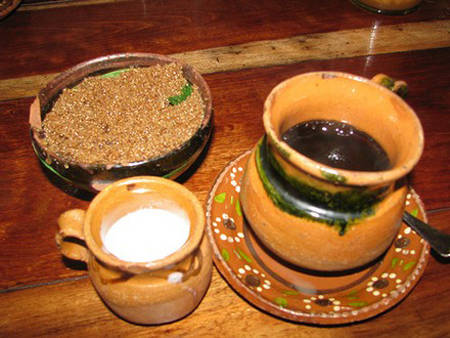 Cafe truyền thống kiểu Mexico phải đựng trong cốc đất sét để giữ nguyên mùi vị. Chúng được uống kèm một miếng quế và đường nâu