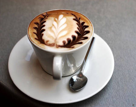 Cafe Capuchino bao gồm ba phần đều nhau: cà phê espresso pha với một lượng nước gấp đôi, sữa nóng và sữa sủi bọt. Để hoàn thiện khẩu vị, người ta thường rải lên trên tách cà phê cappuccino là bột ca cao hoặc bột quế. Trong các quán cà phê ở Ý, người pha chế thường dùng khuôn hay khuấy điệu nghệ trong lúc rắc bột để tạo thành các hình nghệ thuật.